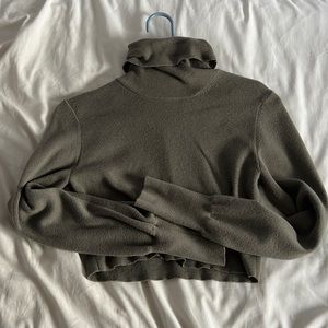 WILFRED OLIVE GREEN TURTLE NECK
